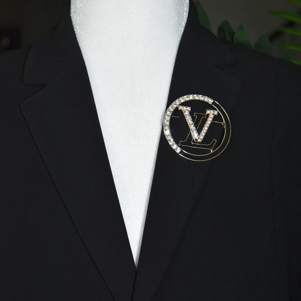 Elegant Designer Brooch – Timeless & Sophisticated